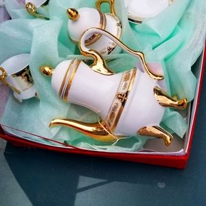 Porcelain tea cup set